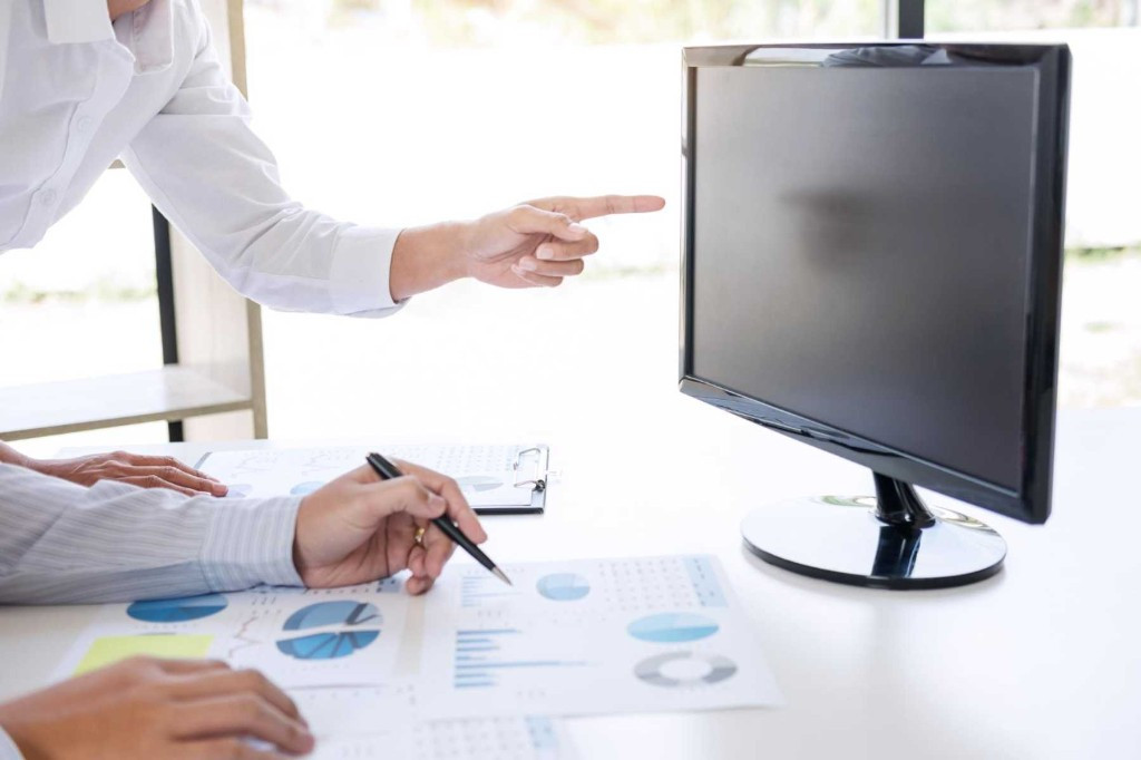 Software license inventory analysis meeting with screen and charts